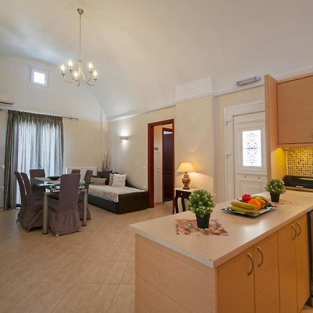 Veldi Art - Kamari Beach Apartment Fíra Kültér fotó