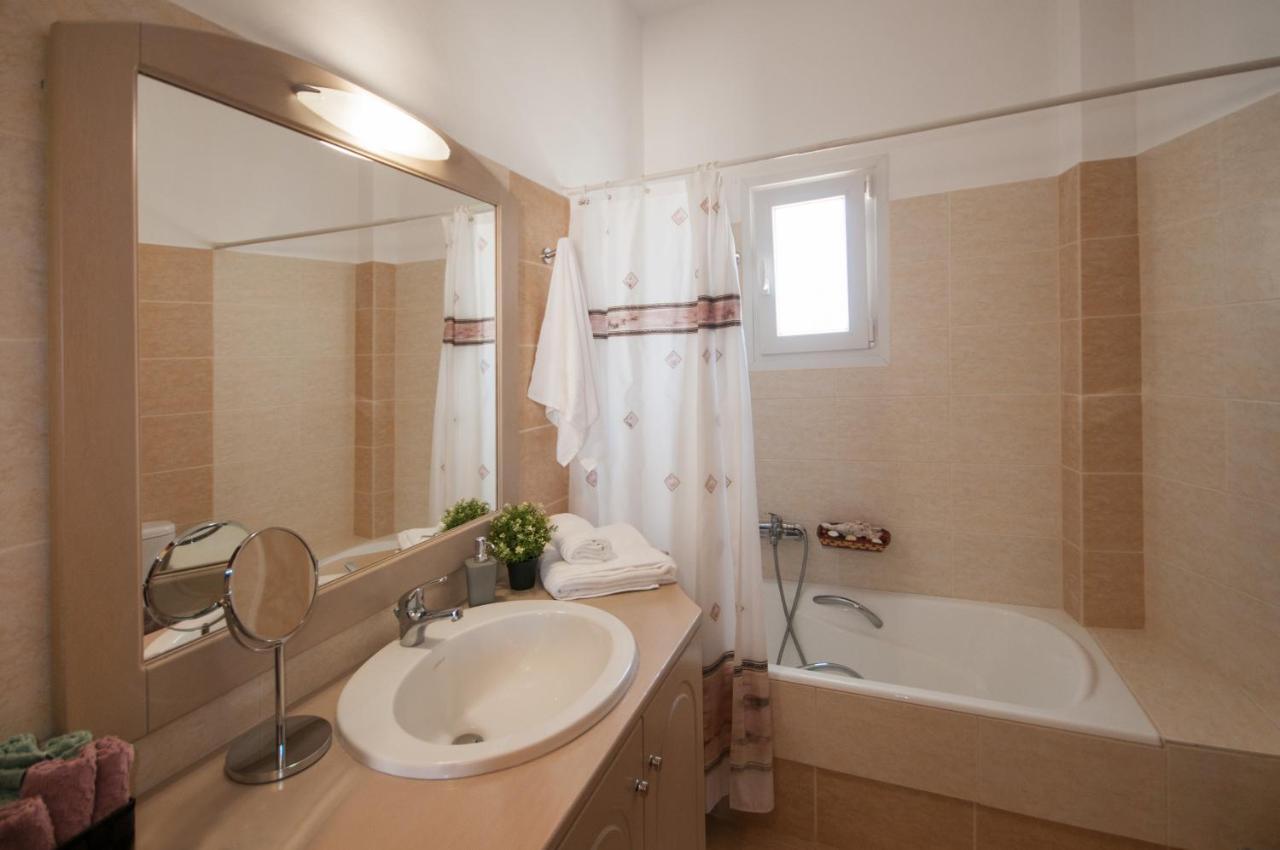 Veldi Art - Kamari Beach Apartment Fíra Kültér fotó